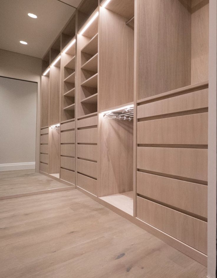 Kệ trưng bày showroom cao cấp (3) Kệ trưng bày showroom cao cấp (3)