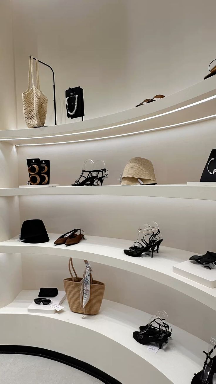 Kệ trưng bày thời trang (1) Kệ trưng bày thời trang (1)