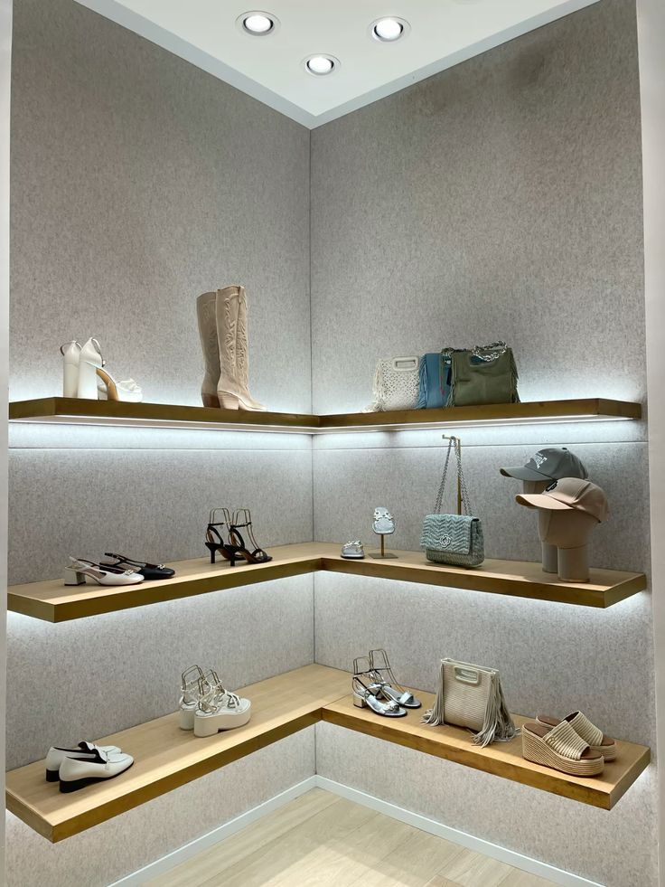 Kệ trưng bày thời trang (3) Kệ trưng bày thời trang (3)