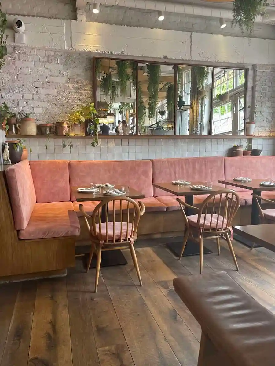 Lắp đặt nội thất gỗ plywood cho quán cafe 2 Lắp đặt nội thất gỗ plywood cho quán cafe 2