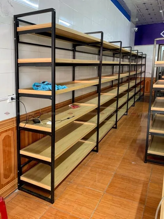 Quầy Kệ Trưng Bày Hot Nhất 2024 Với 5 Mẫu Thiết Kế Đáng Chú Ý 2 “Mẫu kệ tại các cửa hàng tiện lợi”