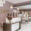 Mẫu quầy thu ngân tại salon tóc hiện đại, sang trọng.
