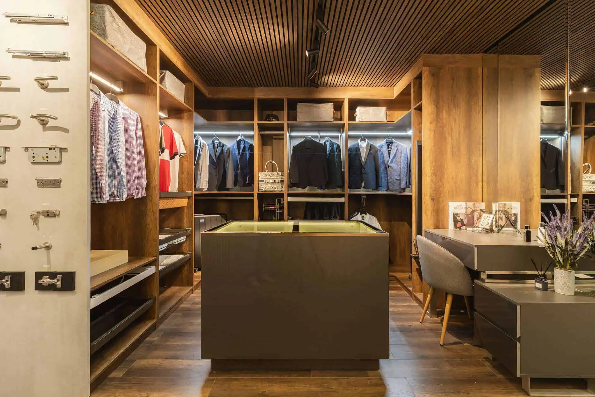 Thi công nội thất gỗ HDF cho showroom 2 Thi công nội thất gỗ HDF cho showroom 2