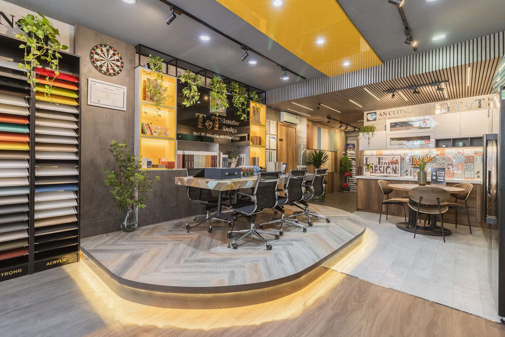 Thi cong noi that go HDF cho showroom