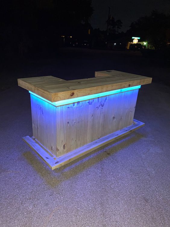 Thiết kế quầy bar chữ U có đèn LED