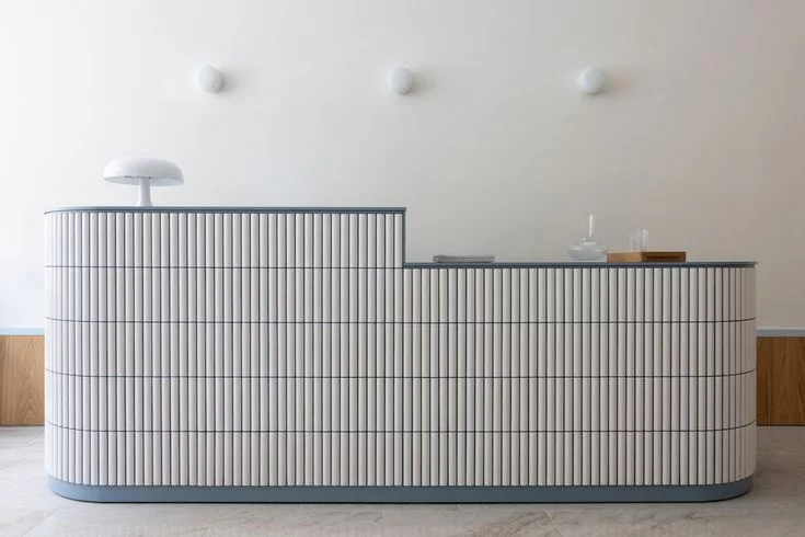 Thiết kế quầy lễ tân khách sạn, quầy lễ tân đẹp-độc-lạ 2024 8 Thiết kế quầy lễ tân khách sạn, quầy lễ tân đẹp-độc-lạ 2024