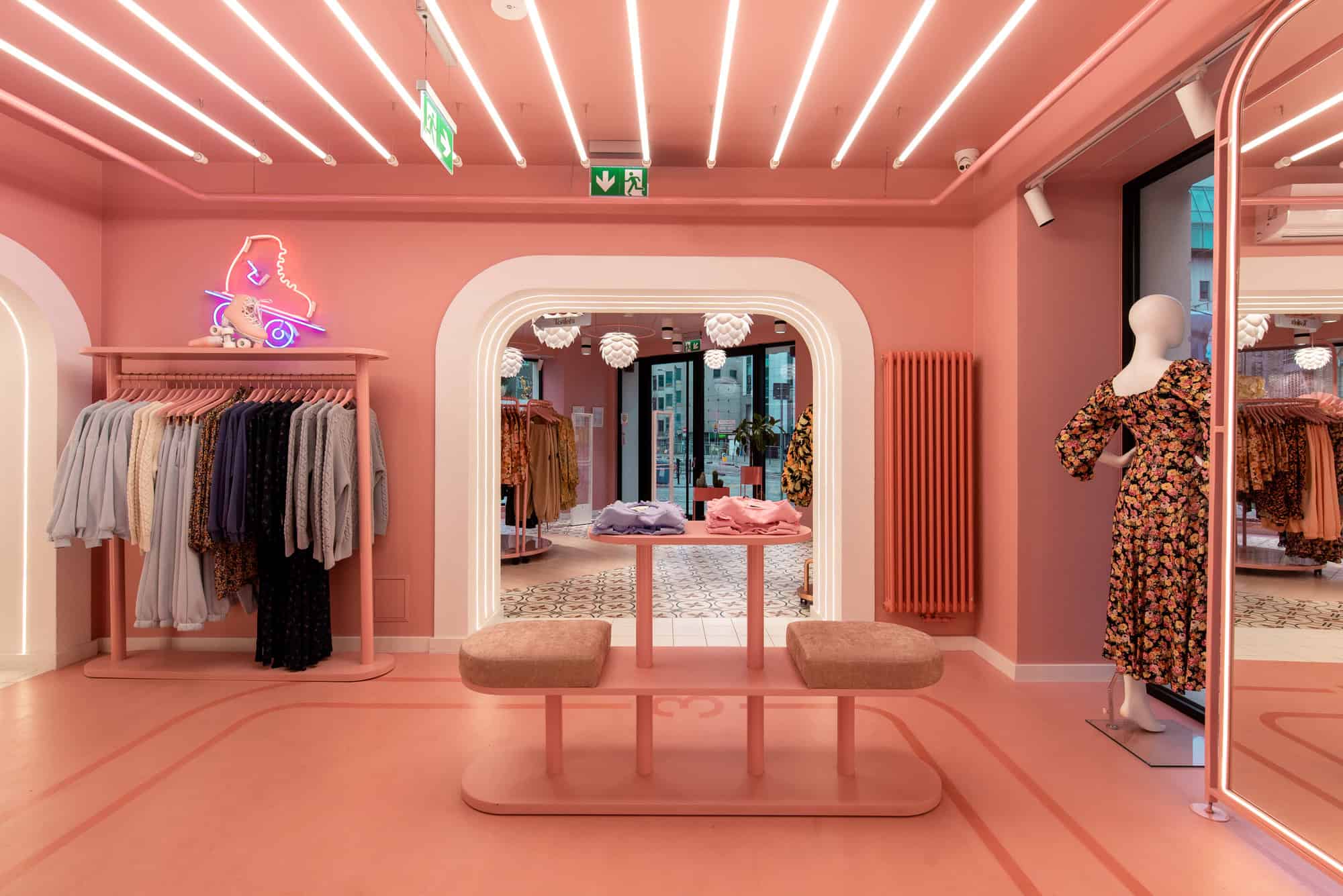 Thiết kế thi công shop thời trang 3 Thiết kế thi công shop thời trang 3