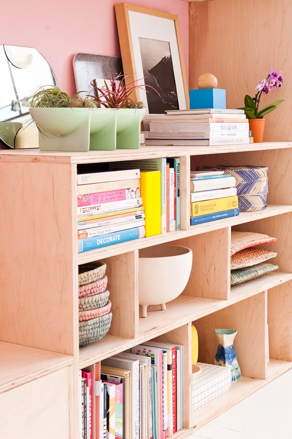 Tủ sách gỗ plywood cho phòng khách 2 Tủ sách gỗ plywood cho phòng khách 2