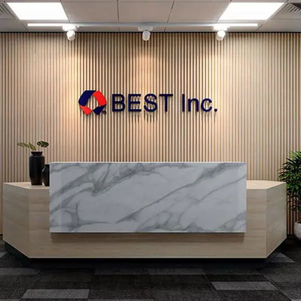 Backdrop quầy lễ tân bằng kính