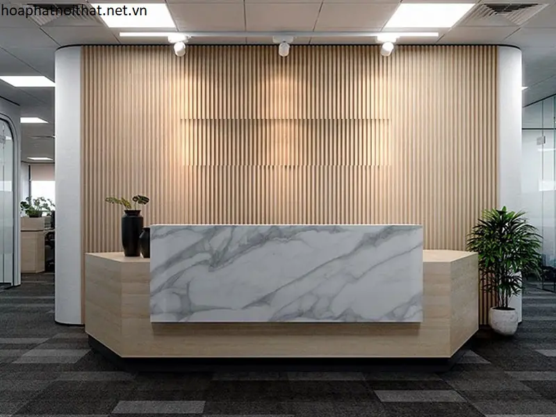 Backdrop quầy lễ tân gắn logo Mica đẹp