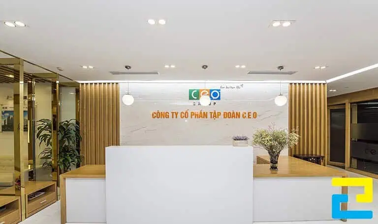 Backdrop quầy lễ tân gắn logo Mica