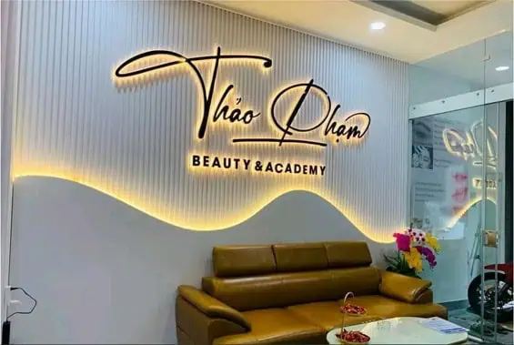 Backdrop quầy lễ tân từ nhôm