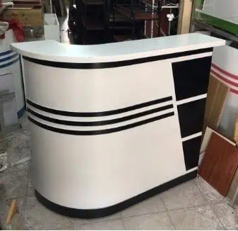 Quầy lễ tân kim loại