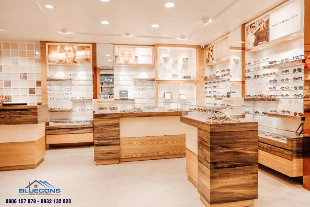Tủ kính trưng bày kính mắt tone màu lạ mắt phù hợp với mọi cửa hàng