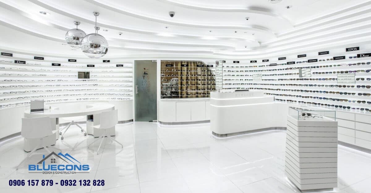 Tủ trưng bày mắt kính tone trắng giúp showroom thêm sang trọng