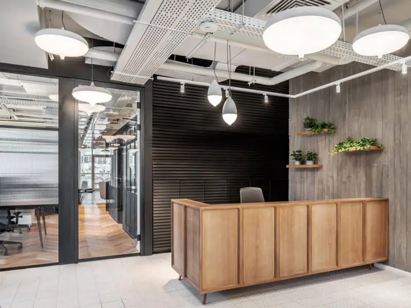 Quầy lễ tân hiện đại với đèn LED