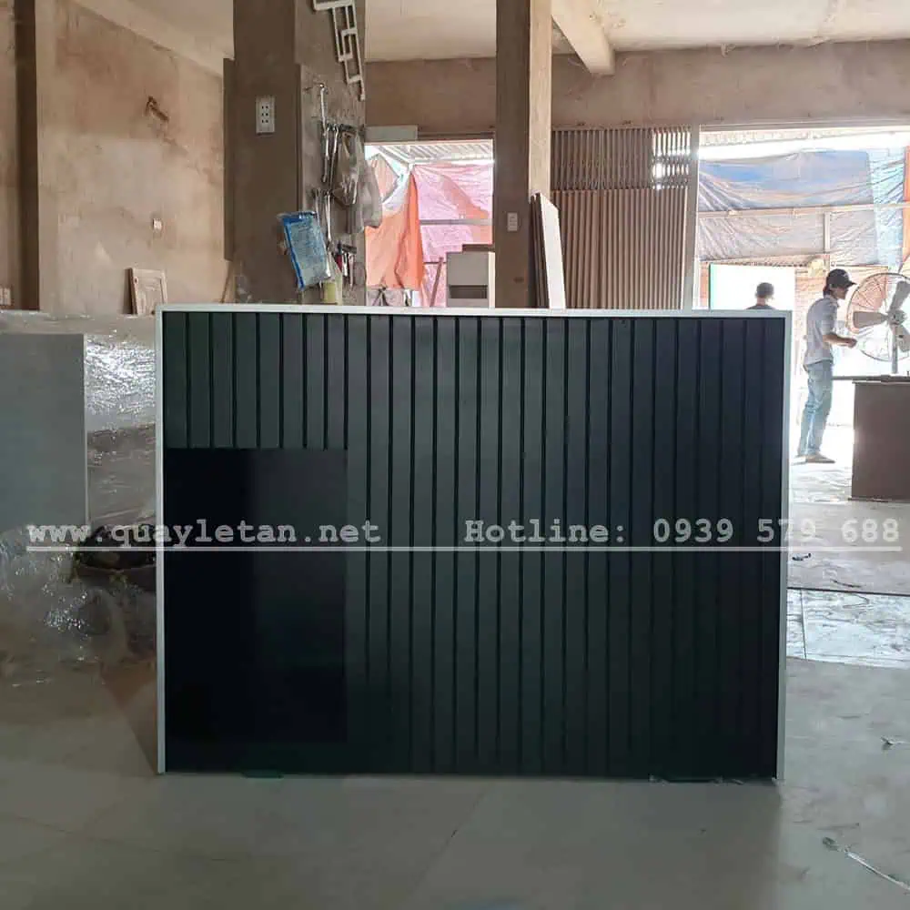 Quầy lễ tân kết hợp bàn thờ ông địa