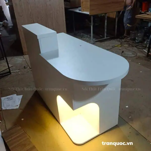 Quầy lễ tân với bàn thờ ông địa