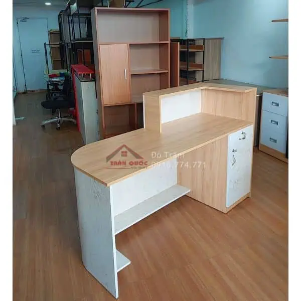 Quầy lễ tân uốn cong đơn giản