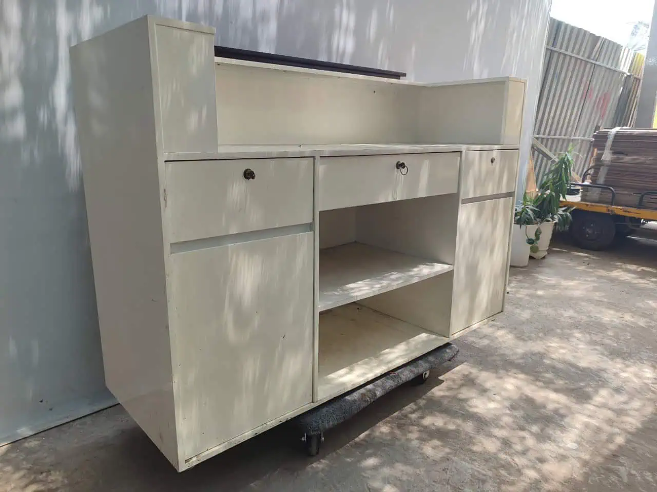 Quầy lễ tân cũ 8