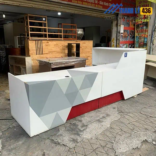 Quầy lễ tân cũ