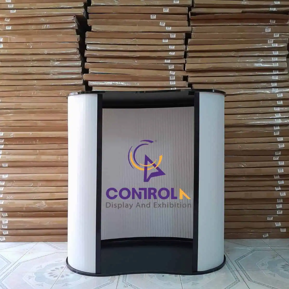 Bàn lễ tân có bánh xe