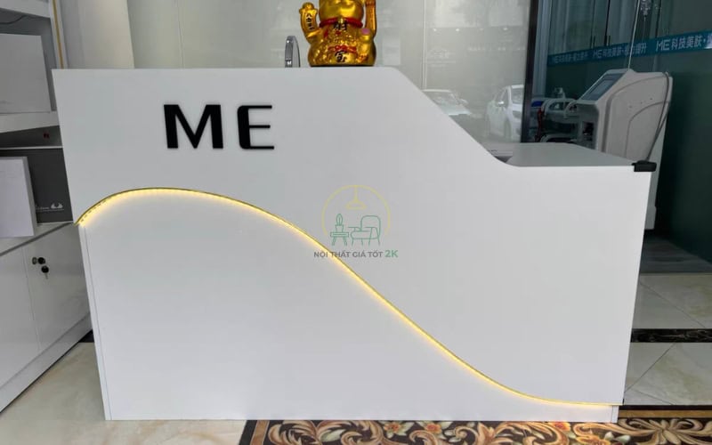 Quầy lễ tân màu sắc nổi bật