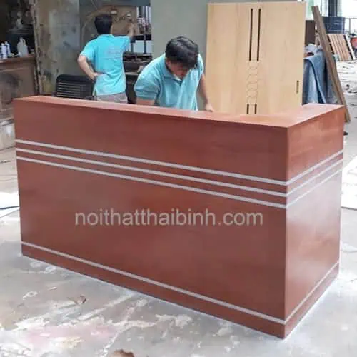 Quầy lễ tân truyền thống