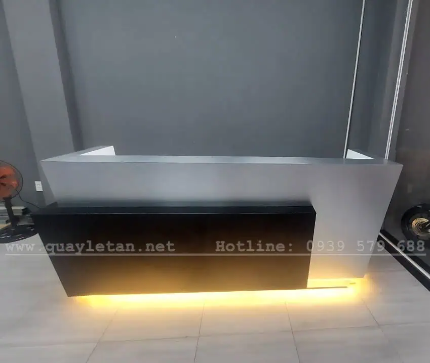 Mẫu thiết kế quầy lễ tân phòng tập gym màu alu phong cách hiện đại mạnh mẽ