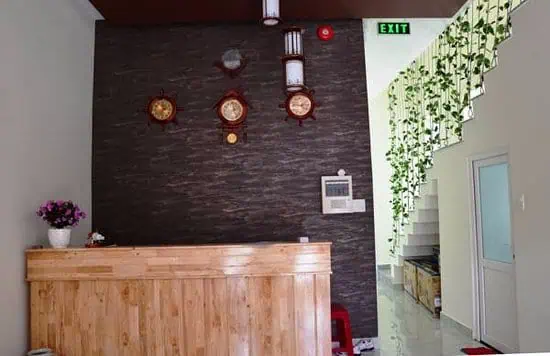 Hình ảnh quầy lễ tân tối giản