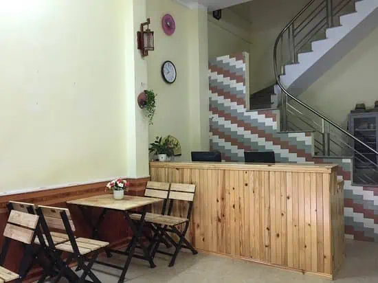 Không gian quầy lễ tân gần gũi nhưng hiện đại