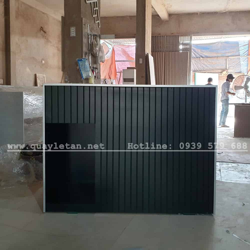 Quầy lễ tân với bàn thờ Ông Địa