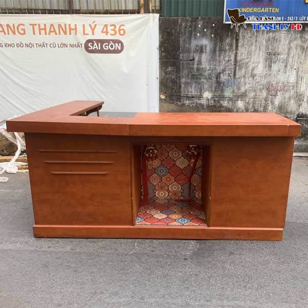 Quầy lễ tân kết hợp bàn thờ Ông Địa