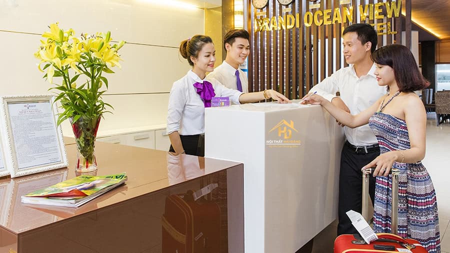 Quầy lễ tân với thiết bị hiện đại