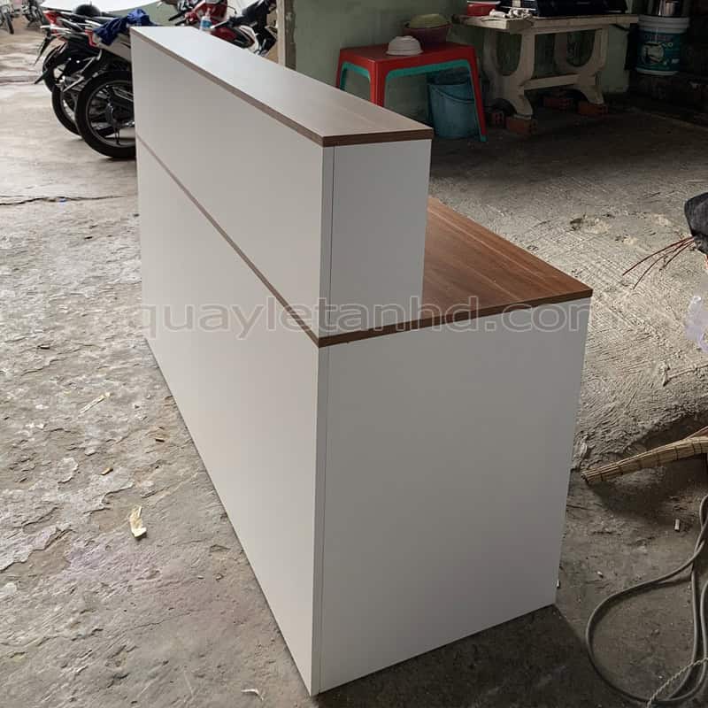 Quầy lễ tân đơn giản