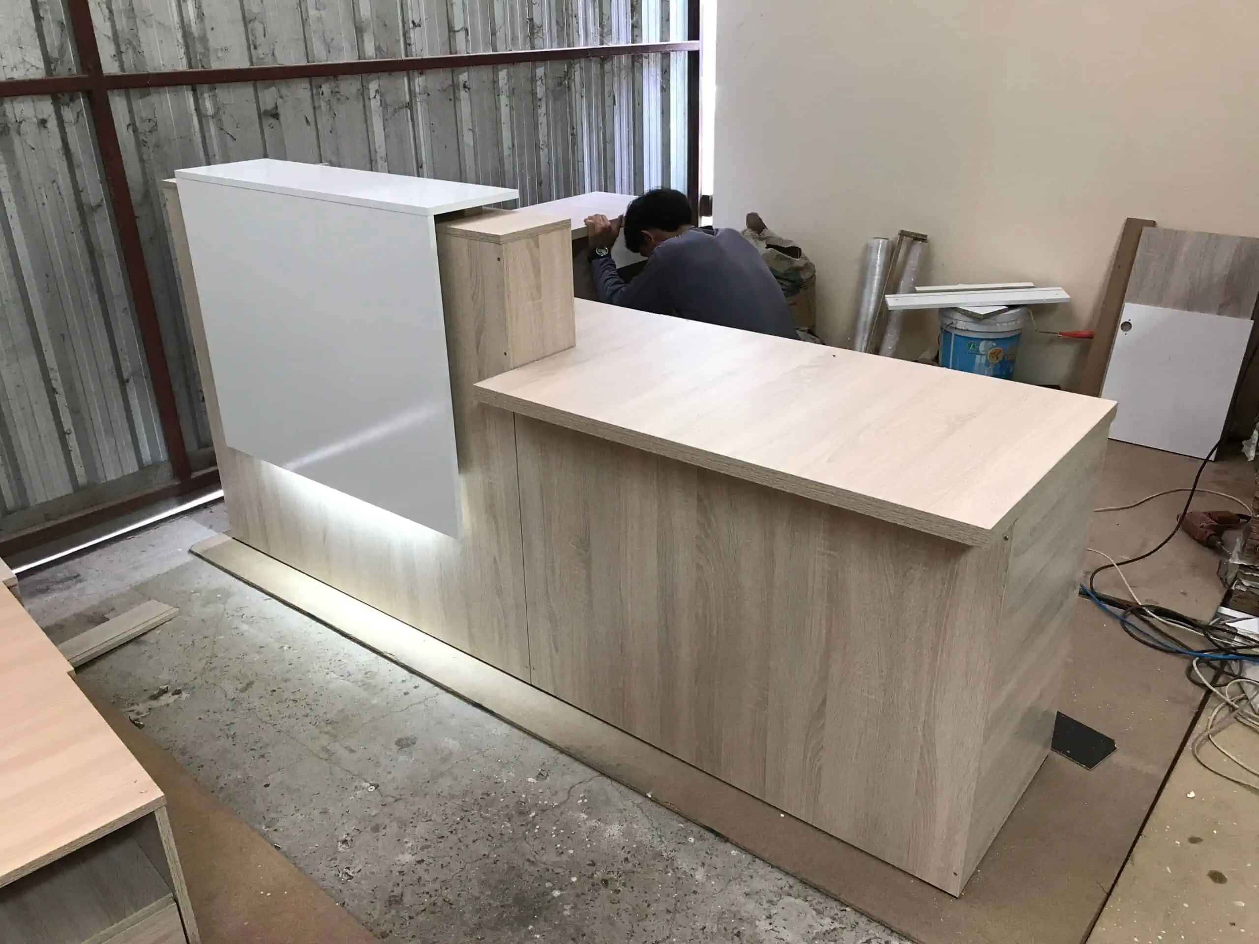 Quầy lễ tân MDF chống ẩm gắn LED