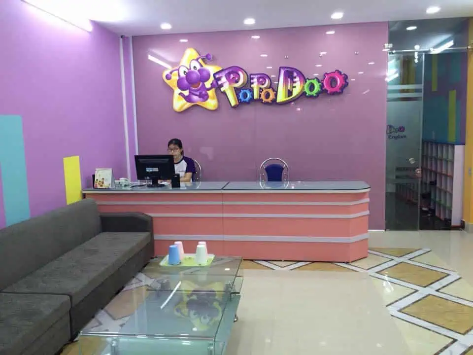 Quầy lễ tân đẹp tại trung tâm học