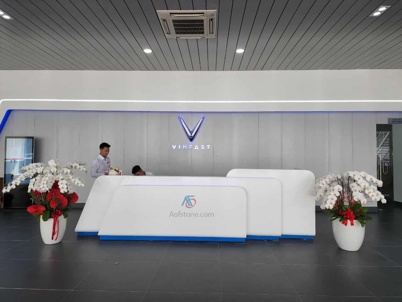 Quầy lễ tân và khách hàng