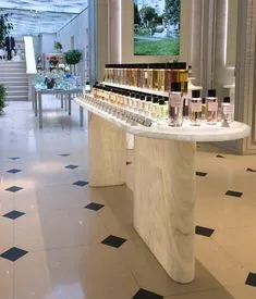 Đóng Quầy Nước Hoa Sang Trọng 4 Mẫu Thiết Kế Đặc Biệt Theo Yêu Cầu 3 Thiết kế quầy nước hoa sang trọng và đẹp