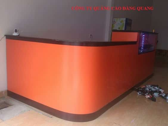 Quầy pha chế với mặt đá