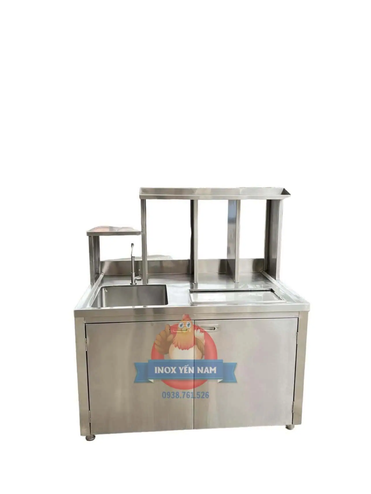 Quầy pha chế inox rộng rãi