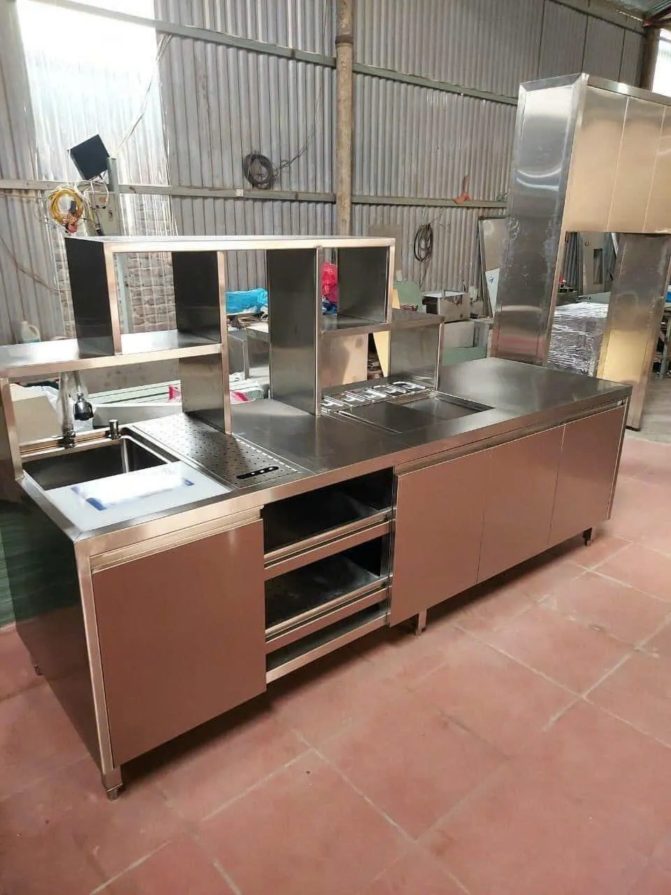 Quầy Pha Chế Inox Hiện Đại 6 Thiết Kế Sản Xuất Phá Cách Không Giới Hạn 5 Đóng quầy pha chế inox hiện đại tạo điểm nhấn