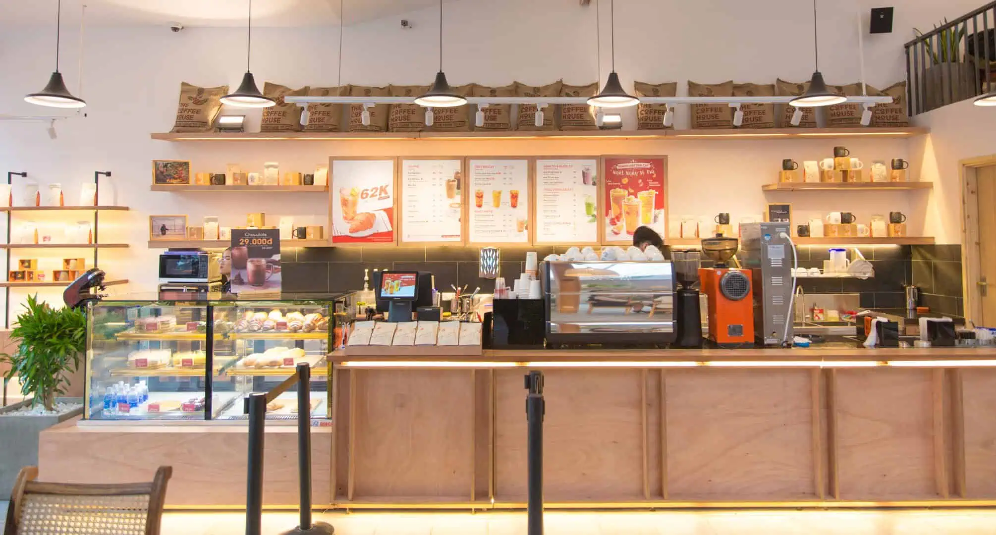 Quầy pha chế với thiết bị đầy đủ