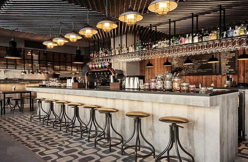 Mẫu quầy pha chế với đèn chùm