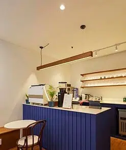 Mẫu quầy trà sữa chữ U với xưởng thiết kế tối giản