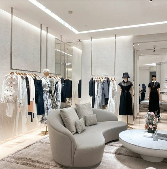Thi Công Cửa Hàng Thời Trang Nữ 7 Mẫu Hiện Đại Và Sang Trọng 2 Thi công cửa hàng thời trang nữ đẹp và sang trọng