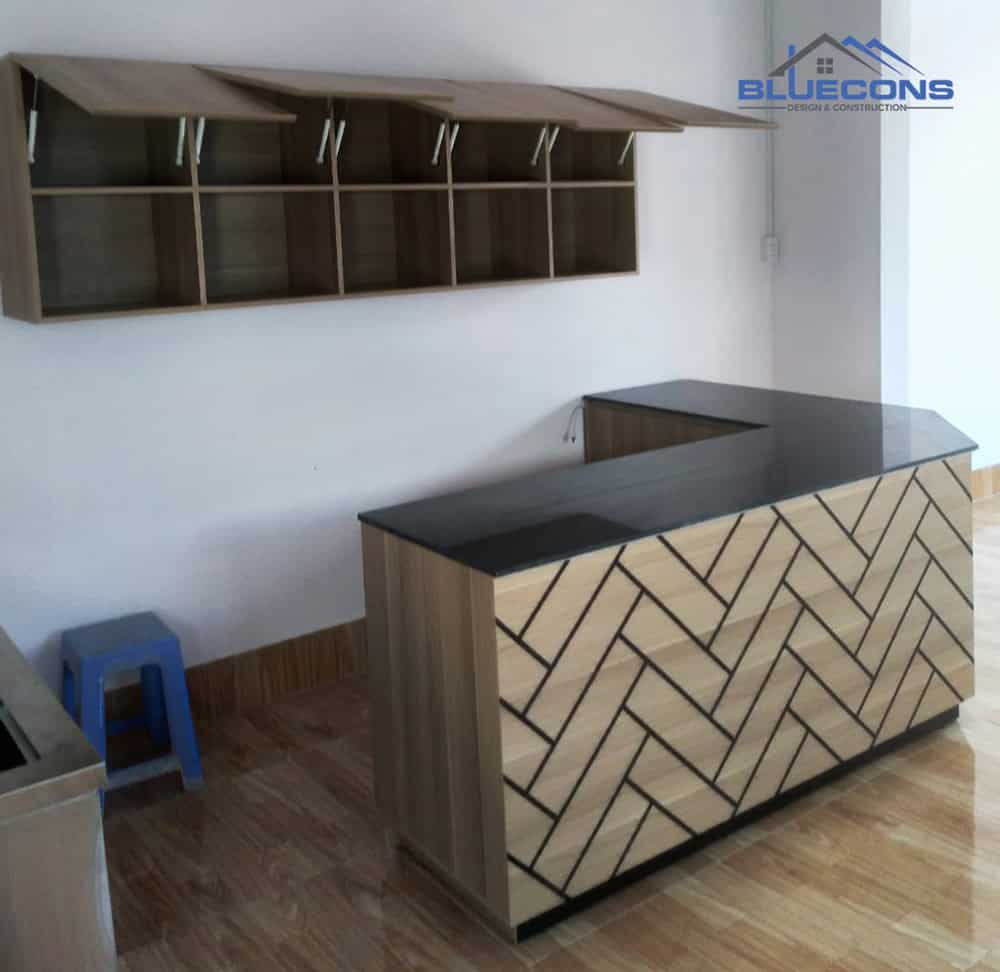 Thi công quầy lễ tân chữ L đẹp hiện đại