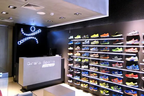 Thi Công Shop Giày Thể Thao Tạo Dấu Ấn Riêng Biệt 2 Mẫu thi công shop giày thể thao hiện đại