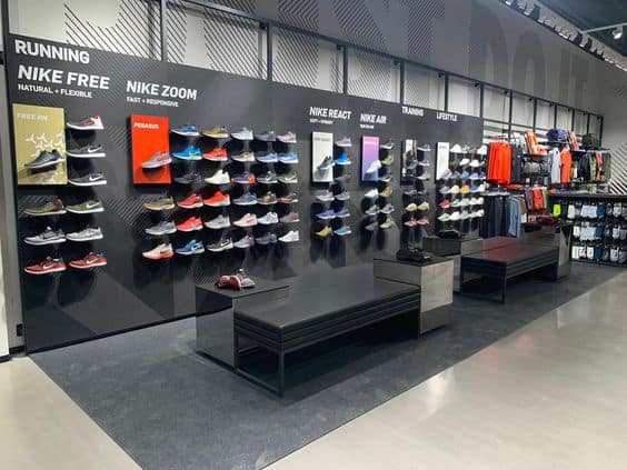 Mẫu thi công shop giày thể thao đẹp