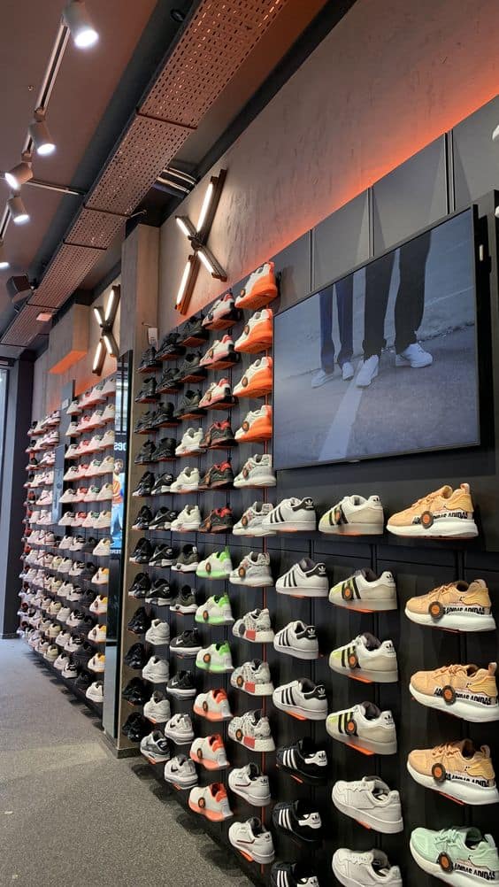 Mẫu thi công shop giày thể thao đẹp